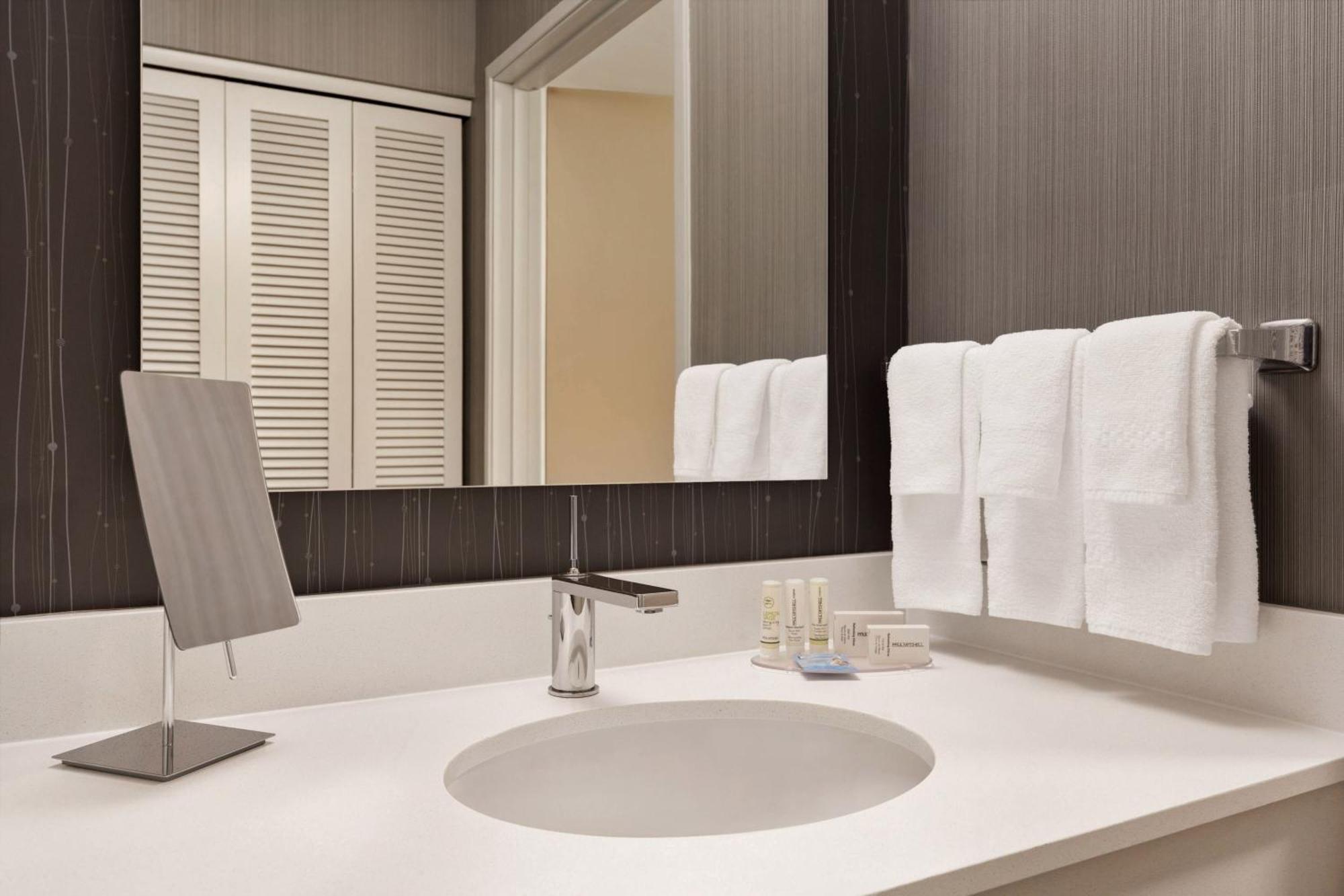 Courtyard By Marriott Topeka Ngoại thất bức ảnh