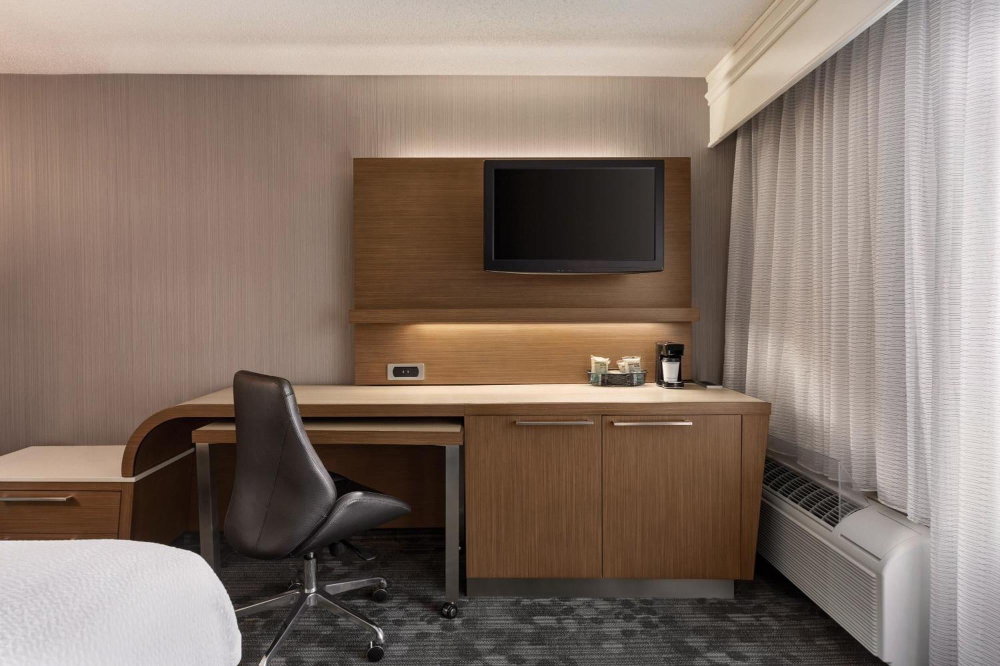 Courtyard By Marriott Topeka Ngoại thất bức ảnh