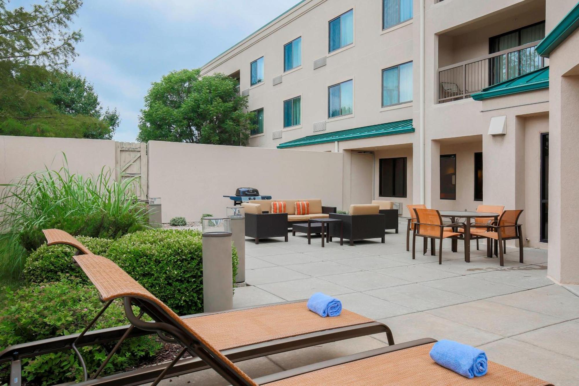 Courtyard By Marriott Topeka Ngoại thất bức ảnh