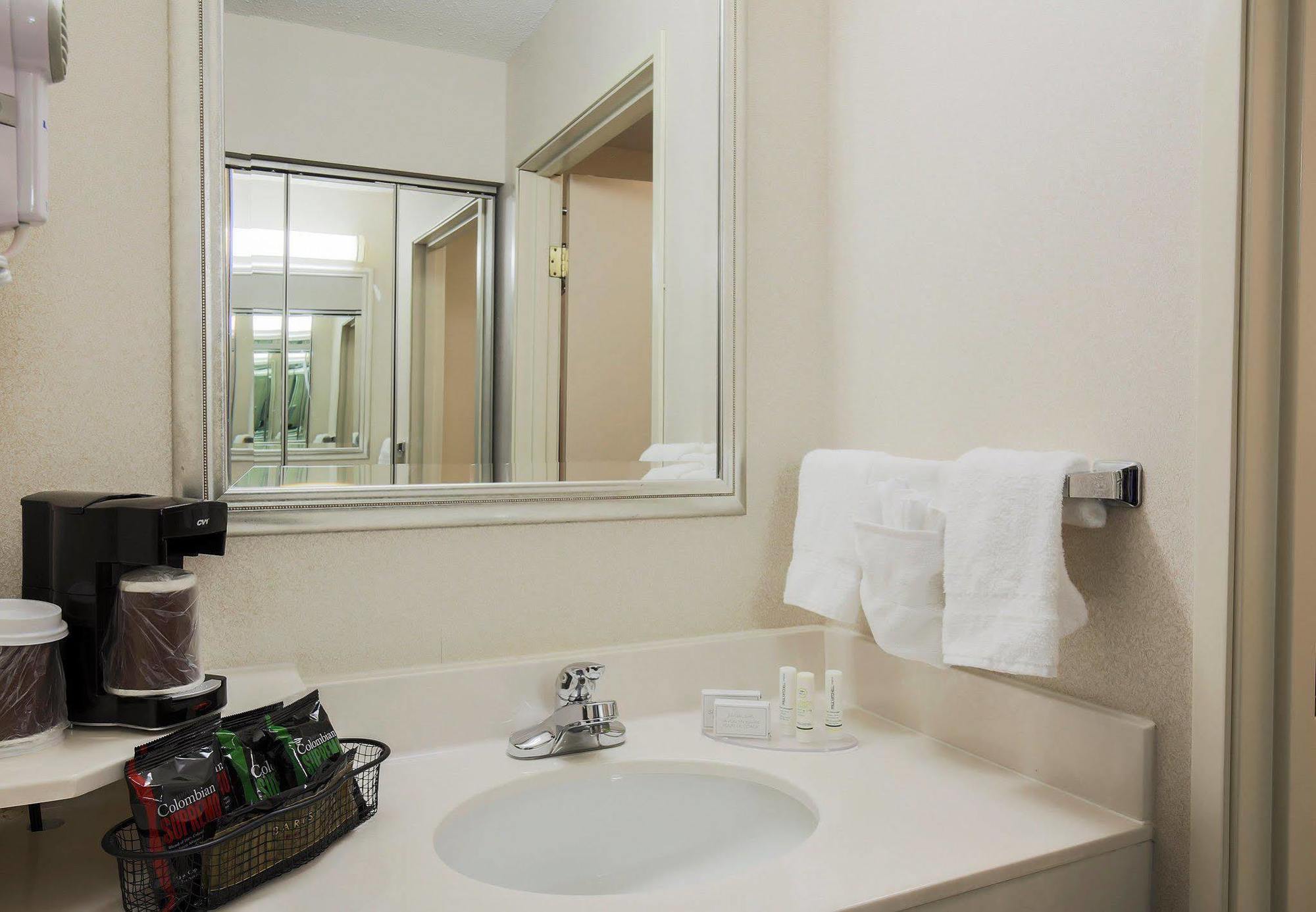 Courtyard By Marriott Topeka Ngoại thất bức ảnh